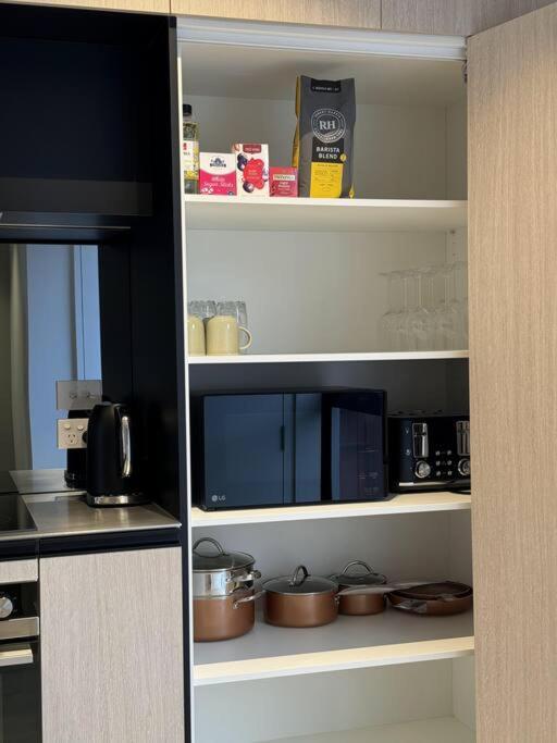 Black-Luxe Living In The Heart Of City Apartment Christchurch Exterior photo